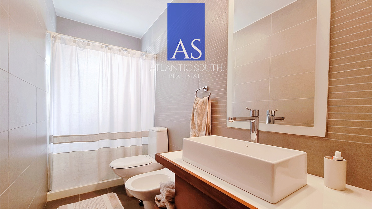 Apartamento ID.4307 - Apartamento moderno en Peninsula, 3 dormitorios, parrillero, garage doble. Planta Baja.
