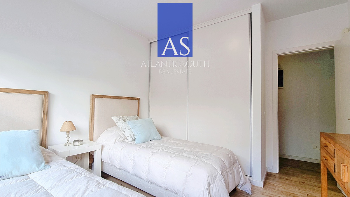 Apartamento ID.4307 - Apartamento moderno en Peninsula, 3 dormitorios, parrillero, garage doble. Planta Baja.
