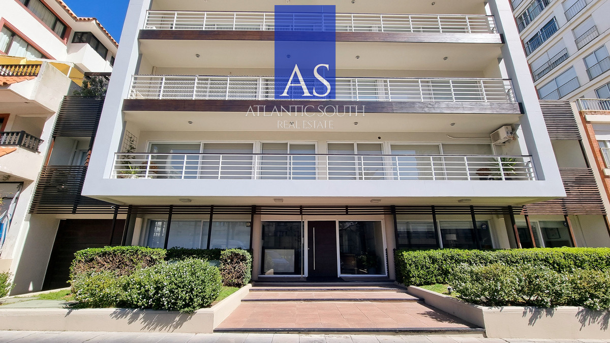 Apartamento ID.4307 - Apartamento moderno en Peninsula, 3 dormitorios, parrillero, garage doble. Planta Baja.