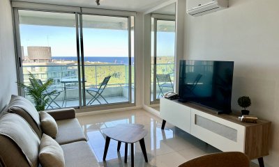 VENTA DE APARTAMENTO DE 1 DORMITORIO EN PISO ALTO SOBRE ROOSEVELT PUNTA DEL ESTE
