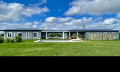 HERMOSA PROPIEDAD EN BARRIO PRIVADO PUEBLO MIO - CASA 5 DORMITORIOS CON TERMINACIONES DE NIVEL Y UNA VISTA UNICA AL LAGO