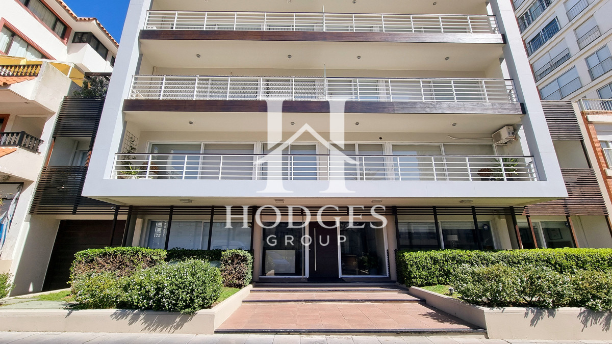 Apartamento ID.487 - Apartamento moderno en Peninsula, 3 dormitorios, parrillero, garage doble. Planta Baja.