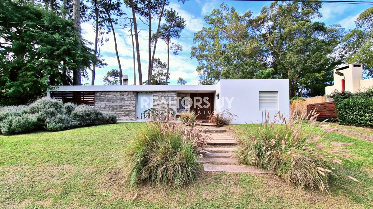 Casa ID.170 - Casa Minimalista en San Rafael, 3 dormitorios + dependencia con lavadero 
