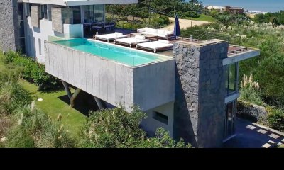 Moderna casa de lujo amoblada con piscina climatizada y la mejor vista al mar en Punta Piedras
