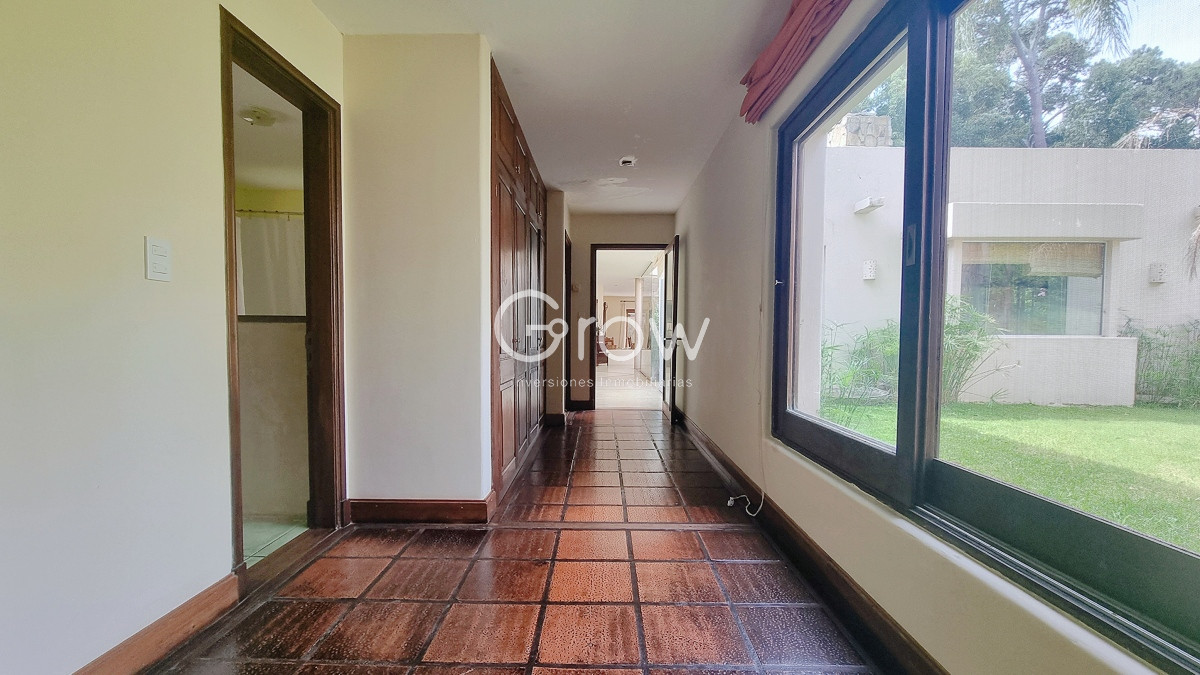 Casa ID.2085 - Casa en Lugano, 4 dormitorios+dep, 2400 terreno, piscina y barbacoa