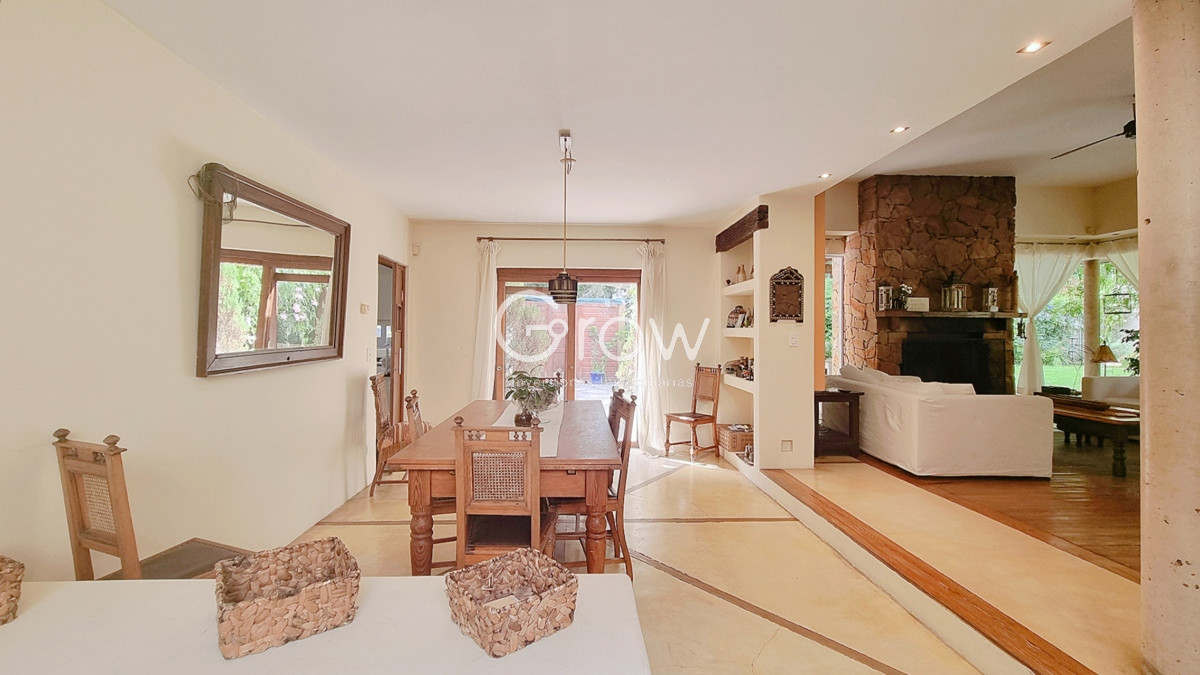 Casa ID.2085 - Casa en Lugano, 4 dormitorios+dep, 2400 terreno, piscina y barbacoa
