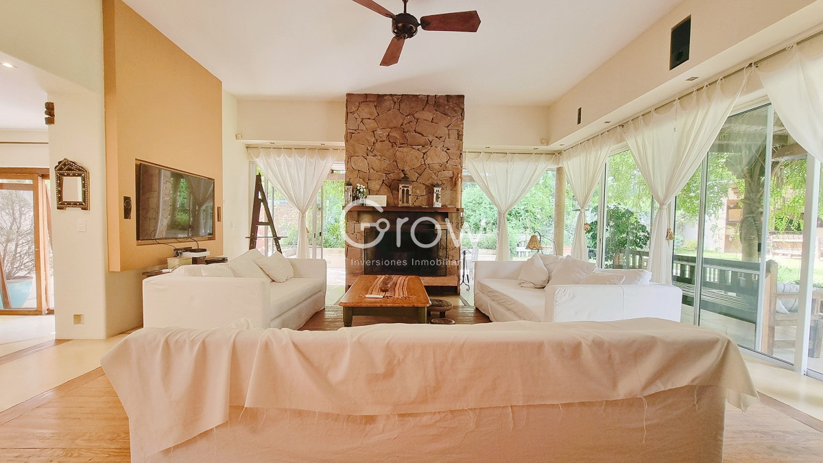 Casa ID.2085 - Casa en Lugano, 4 dormitorios+dep, 2400 terreno, piscina y barbacoa