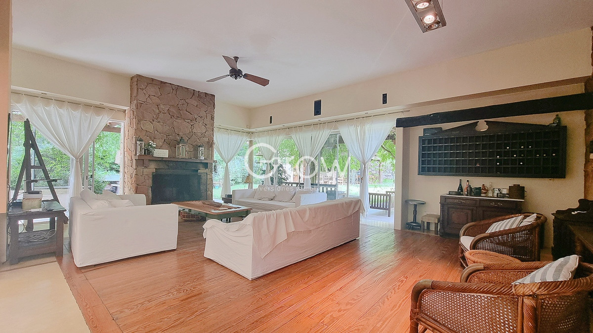 Casa ID.2085 - Casa en Lugano, 4 dormitorios+dep, 2400 terreno, piscina y barbacoa