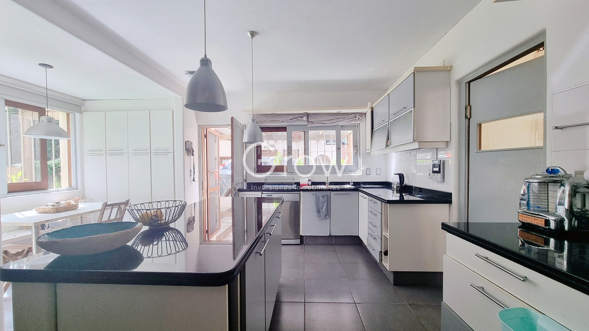 Casa ID.2085 - Casa en Lugano, 4 dormitorios+dep, 2400 terreno, piscina y barbacoa