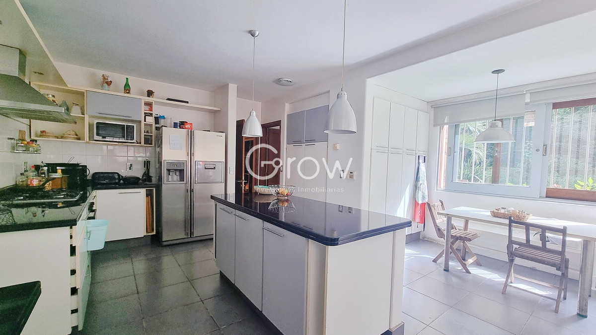 Casa ID.2085 - Casa en Lugano, 4 dormitorios+dep, 2400 terreno, piscina y barbacoa