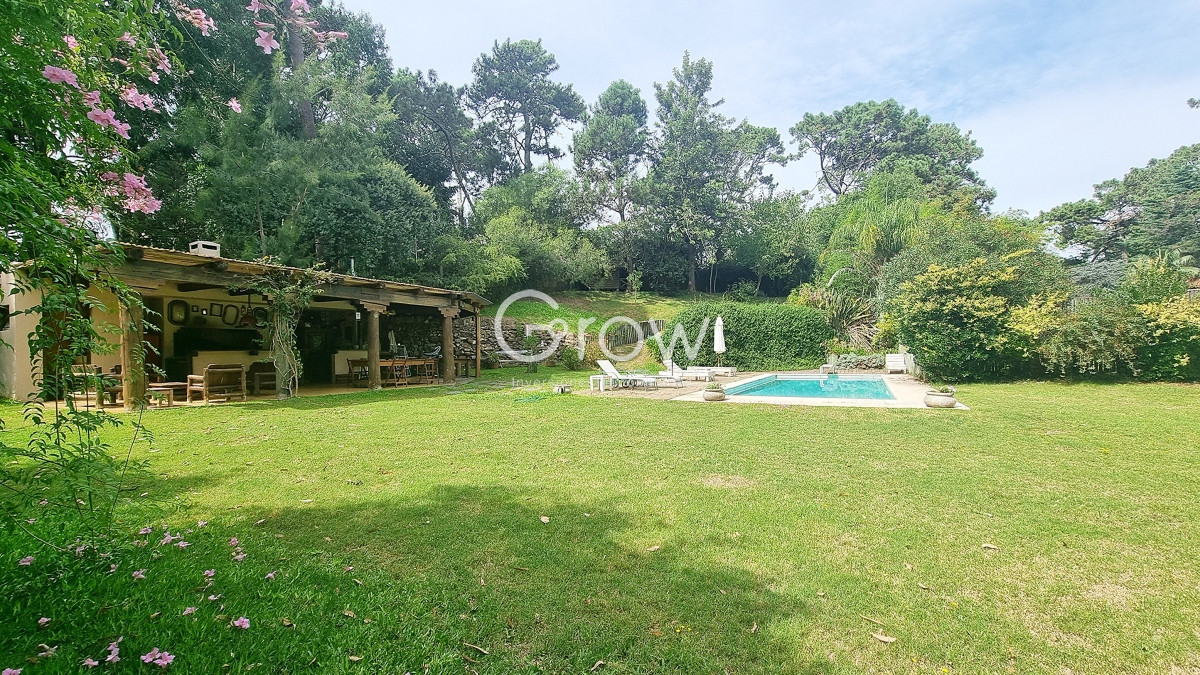 Casa ID.2085 - Casa en Lugano, 4 dormitorios+dep, 2400 terreno, piscina y barbacoa
