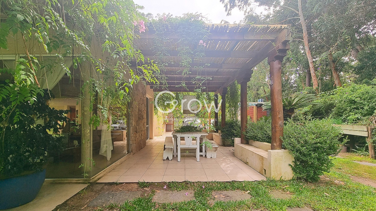 Casa ID.2085 - Casa en Lugano, 4 dormitorios+dep, 2400 terreno, piscina y barbacoa