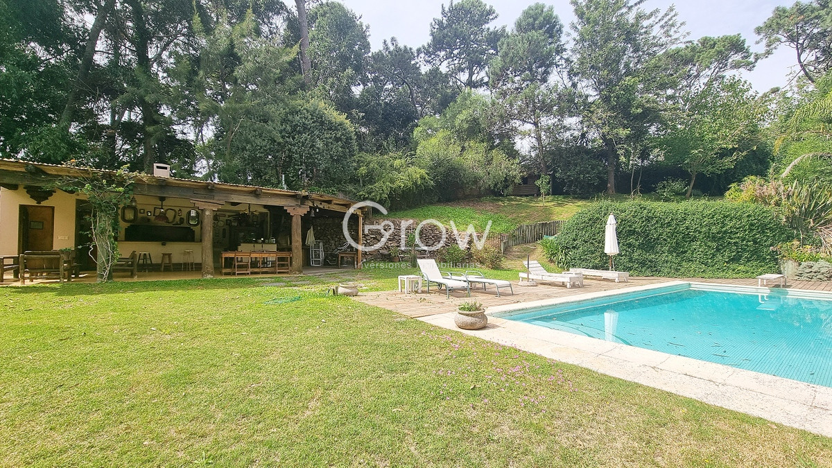 Casa ID.2085 - Casa en Lugano, 4 dormitorios+dep, 2400 terreno, piscina y barbacoa