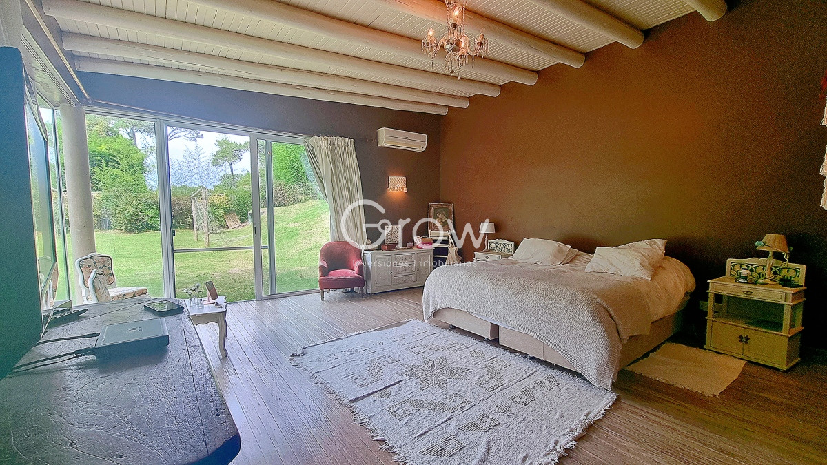 Casa ID.2085 - Casa en Lugano, 4 dormitorios+dep, 2400 terreno, piscina y barbacoa