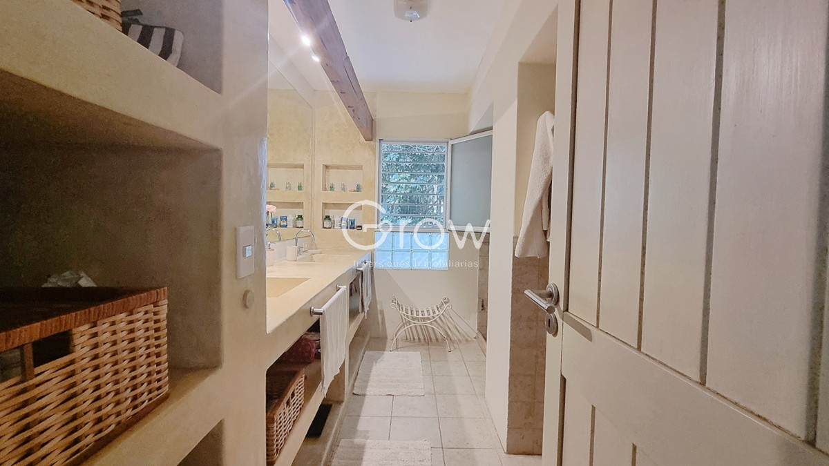 Casa ID.2085 - Casa en Lugano, 4 dormitorios+dep, 2400 terreno, piscina y barbacoa