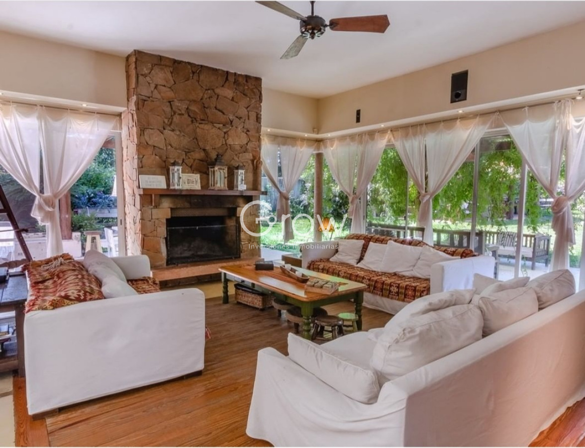 Casa ID.2085 - Casa en Lugano, 4 dormitorios+dep, 2400 terreno, piscina y barbacoa