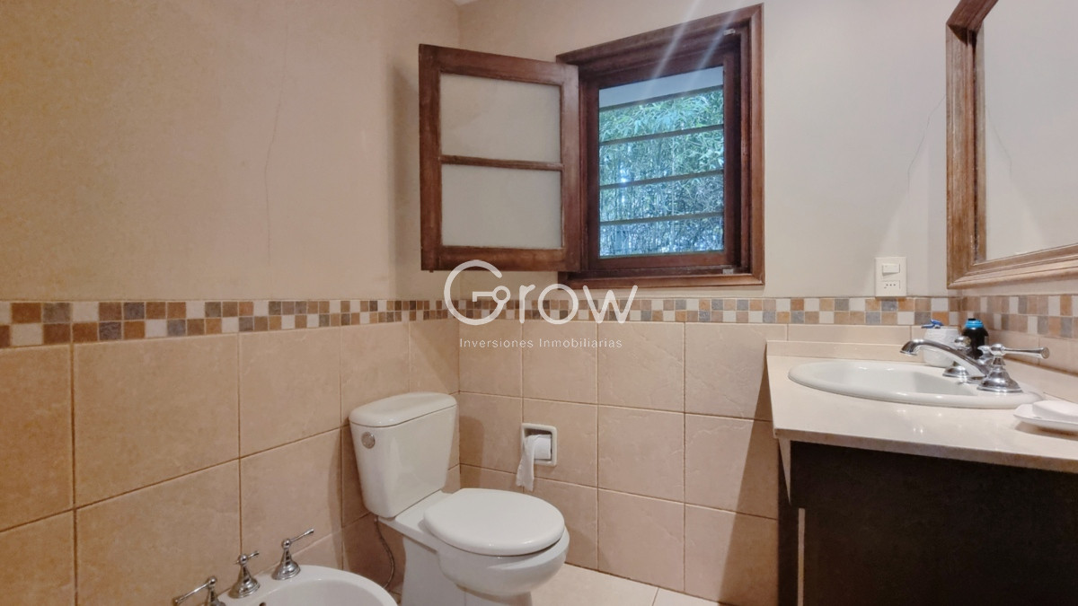 Casa ID.2085 - Casa en Lugano, 4 dormitorios+dep, 2400 terreno, piscina y barbacoa
