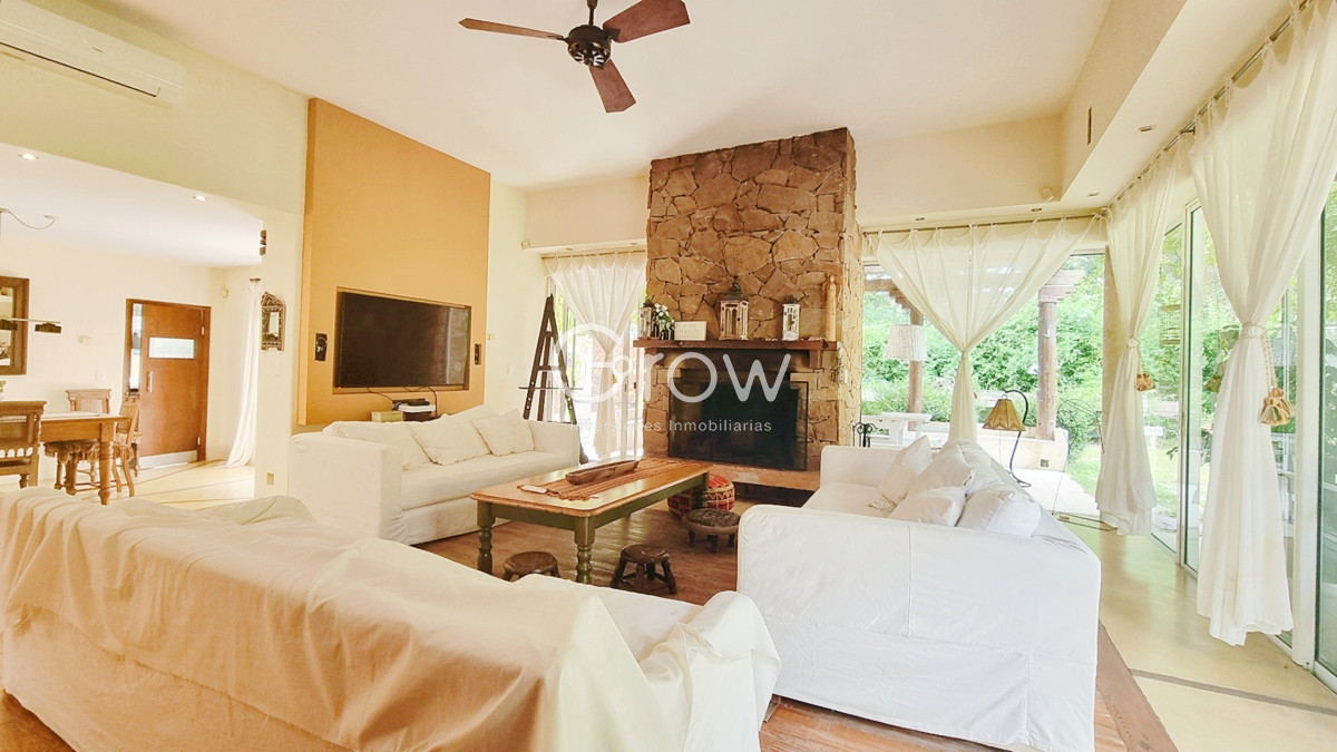 Casa ID.2085 - Casa en Lugano, 4 dormitorios+dep, 2400 terreno, piscina y barbacoa