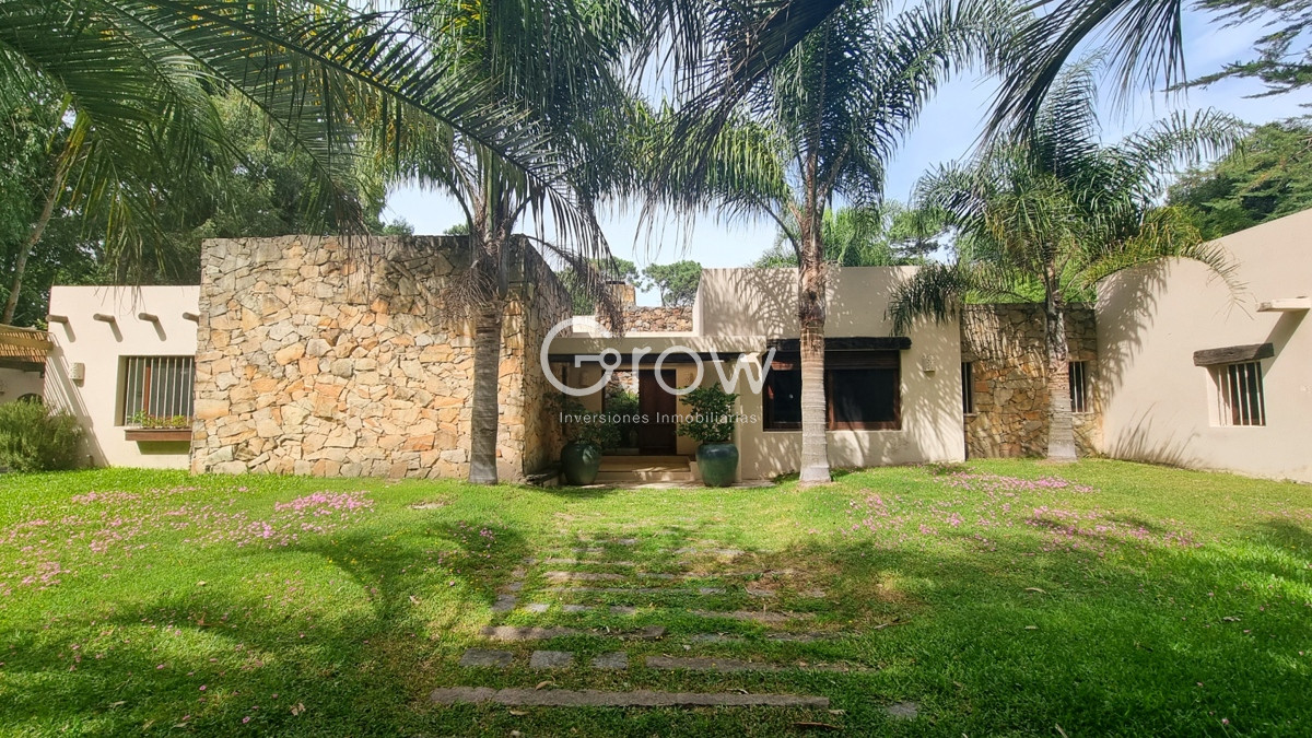 Casa ID.2085 - Casa en Lugano, 4 dormitorios+dep, 2400 terreno, piscina y barbacoa