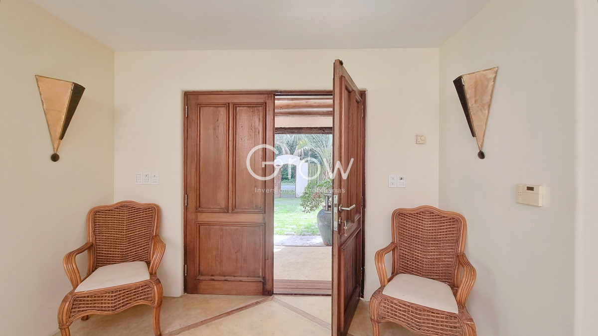 Casa ID.2085 - Casa en Lugano, 4 dormitorios+dep, 2400 terreno, piscina y barbacoa