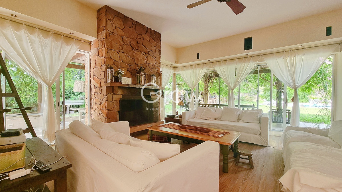 Casa ID.2085 - Casa en Lugano, 4 dormitorios+dep, 2400 terreno, piscina y barbacoa