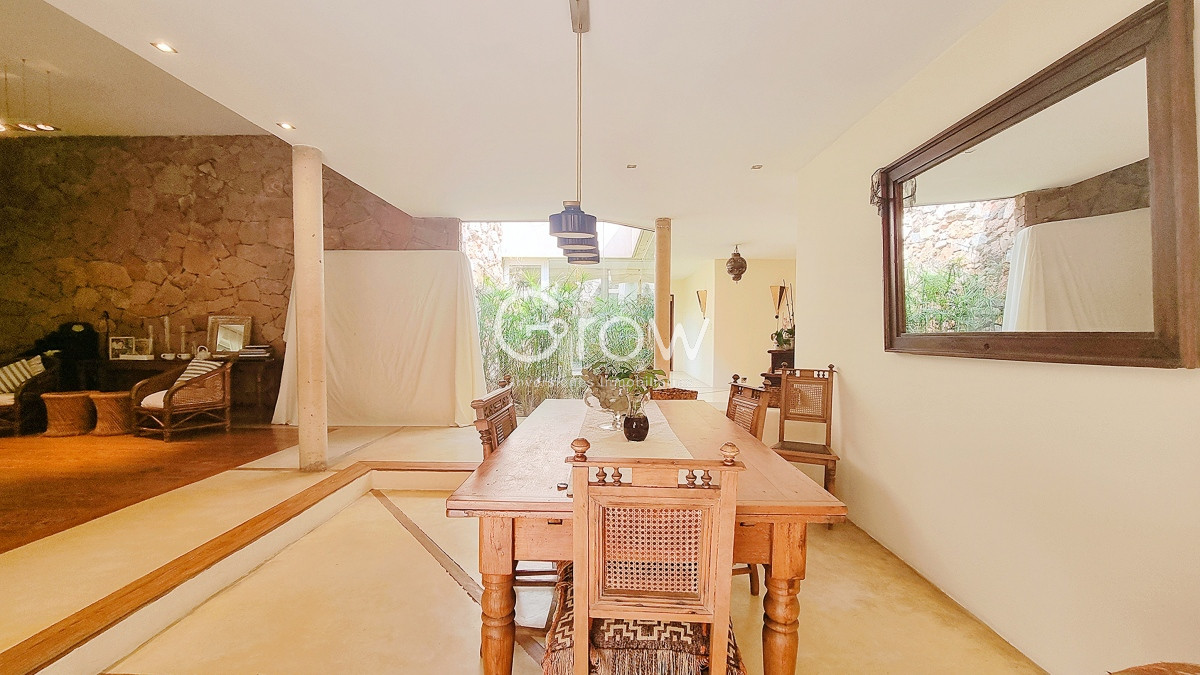 Casa ID.2085 - Casa en Lugano, 4 dormitorios+dep, 2400 terreno, piscina y barbacoa