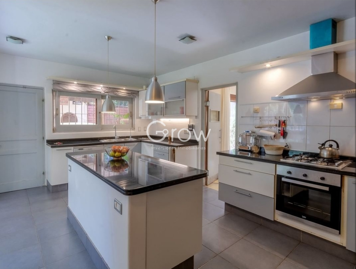 Casa ID.2085 - Casa en Lugano, 4 dormitorios+dep, 2400 terreno, piscina y barbacoa