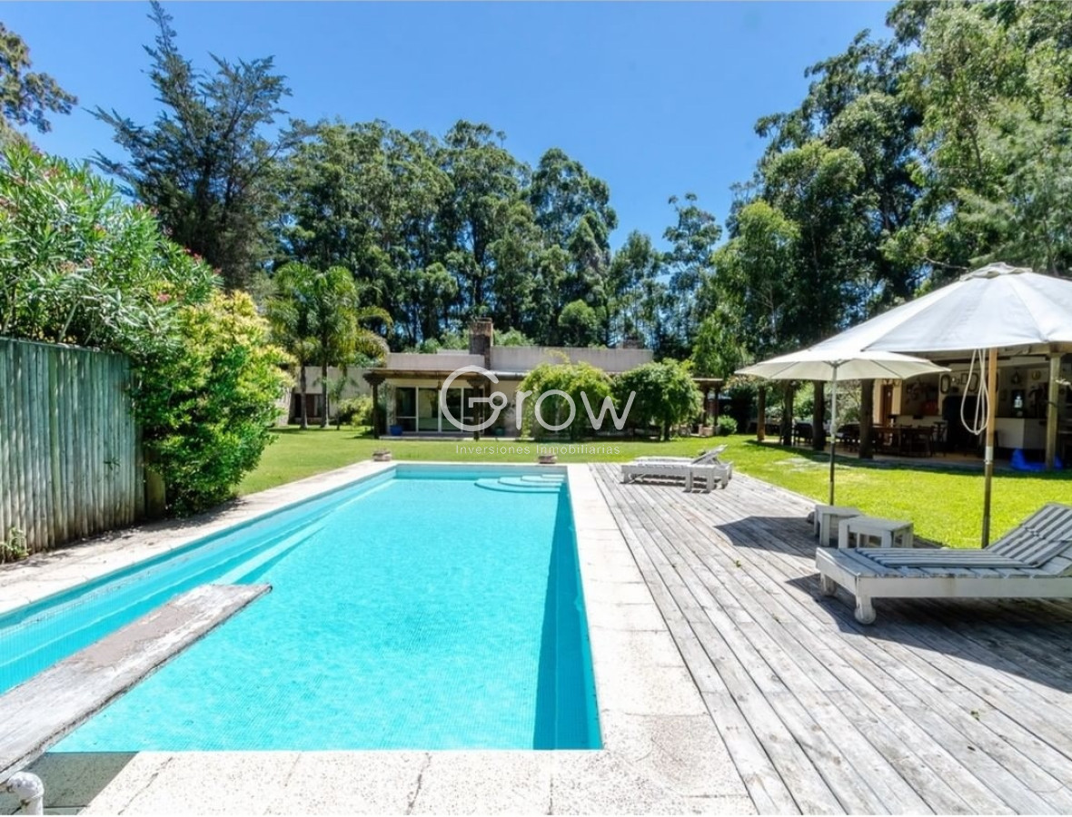 Casa ID.2085 - Casa en Lugano, 4 dormitorios+dep, 2400 terreno, piscina y barbacoa