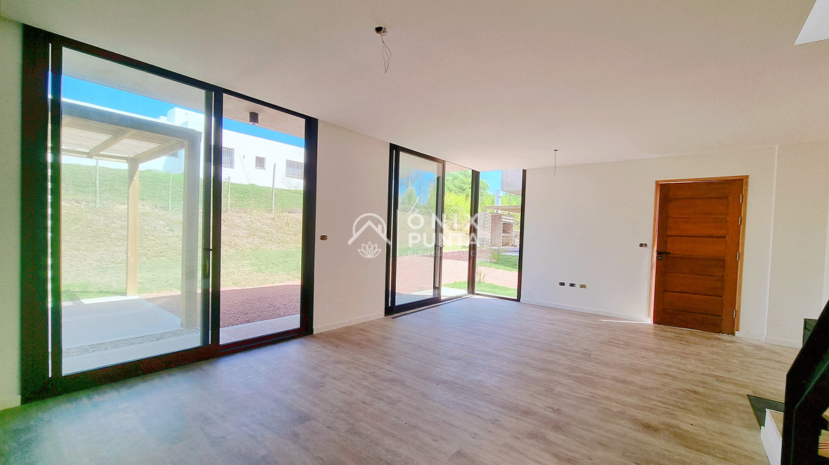 Casa ID.497 - Casa a estrenar en barrio Privado. 3 dormitorios, 3 baños, calefacción