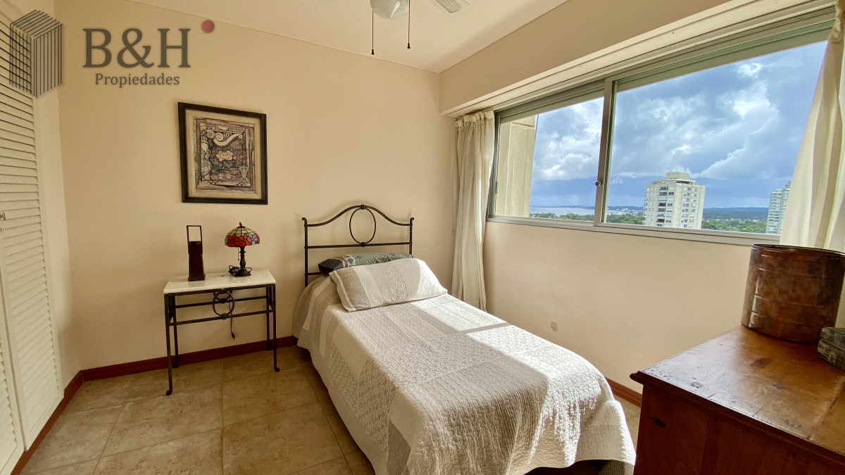 Apartamento ID.5054 - Se vende o alquila Pent-house 3 dormitorios + servicio en barrio Cantegril - Punta del Este