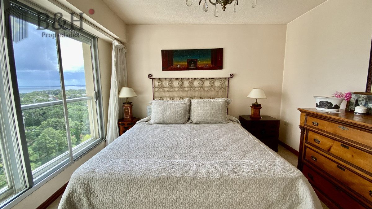 Apartamento ID.5054 - Se vende o alquila Pent-house 3 dormitorios + servicio en barrio Cantegril - Punta del Este