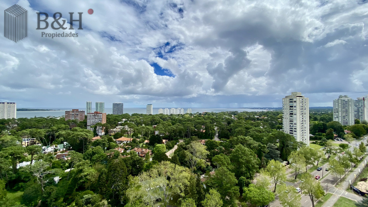 Apartamento ID.5054 - Se vende o alquila Pent-house 3 dormitorios + servicio en barrio Cantegril - Punta del Este