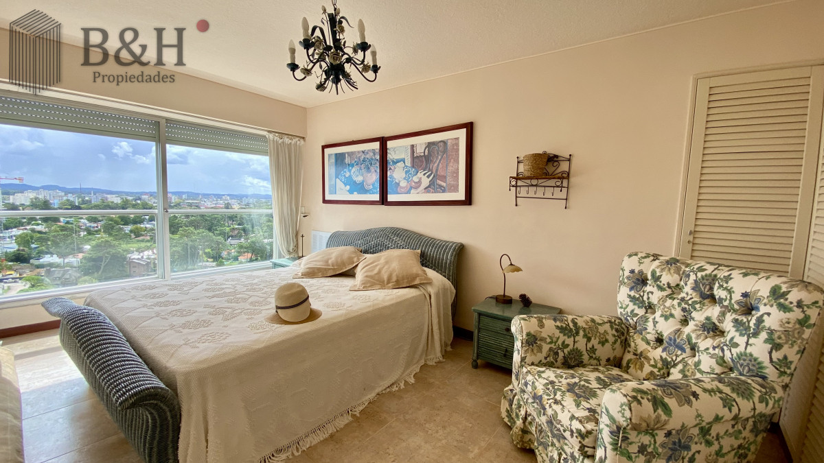 Apartamento ID.5054 - Se vende o alquila Pent-house 3 dormitorios + servicio en barrio Cantegril - Punta del Este