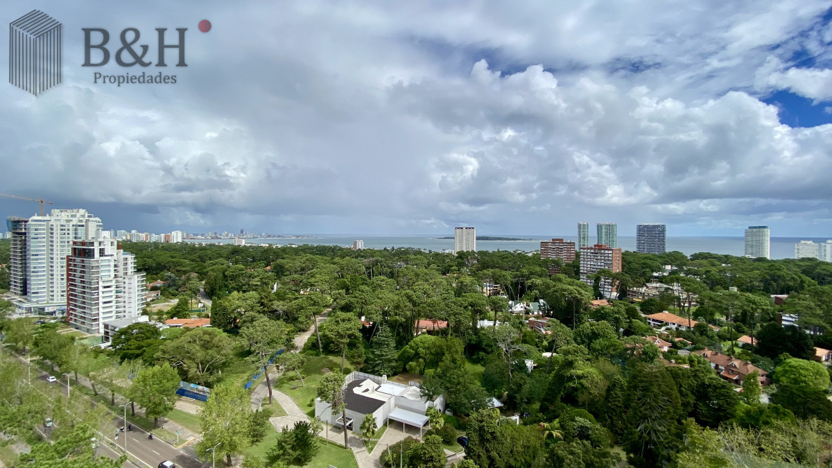 Apartamento ID.5054 - Se vende o alquila Pent-house 3 dormitorios + servicio en barrio Cantegril - Punta del Este