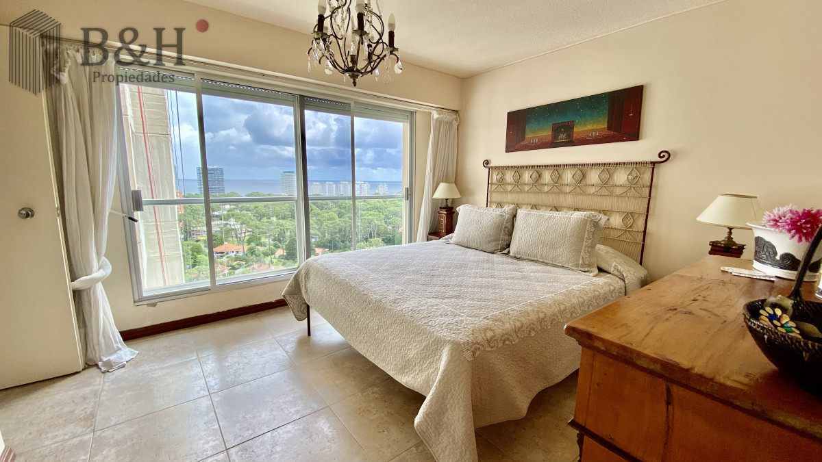 Apartamento ID.5054 - Se vende o alquila Pent-house 3 dormitorios + servicio en barrio Cantegril - Punta del Este