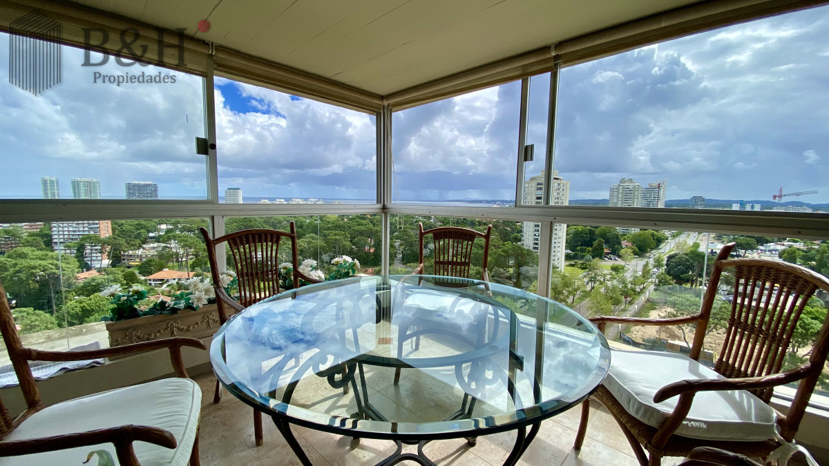 Apartamento ID.5054 - Se vende o alquila Pent-house 3 dormitorios + servicio en barrio Cantegril - Punta del Este