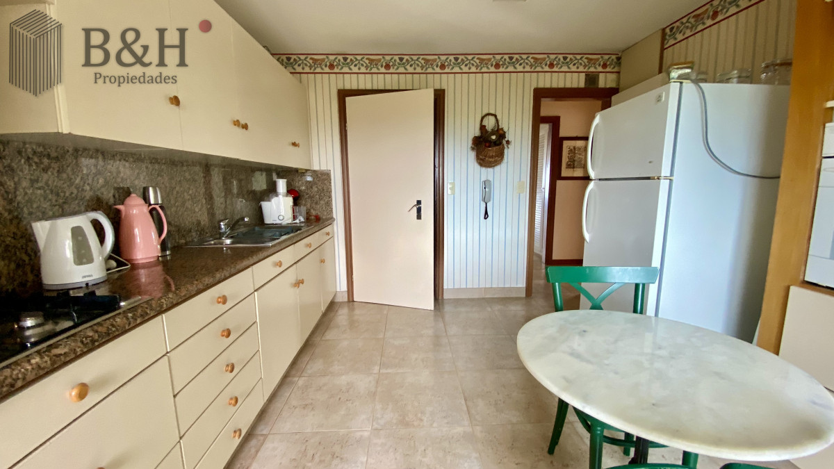 Apartamento ID.5054 - Se vende o alquila Pent-house 3 dormitorios + servicio en barrio Cantegril - Punta del Este