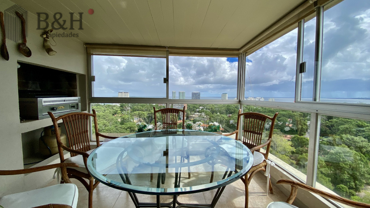 Apartamento ID.5054 - Se vende o alquila Pent-house 3 dormitorios + servicio en barrio Cantegril - Punta del Este