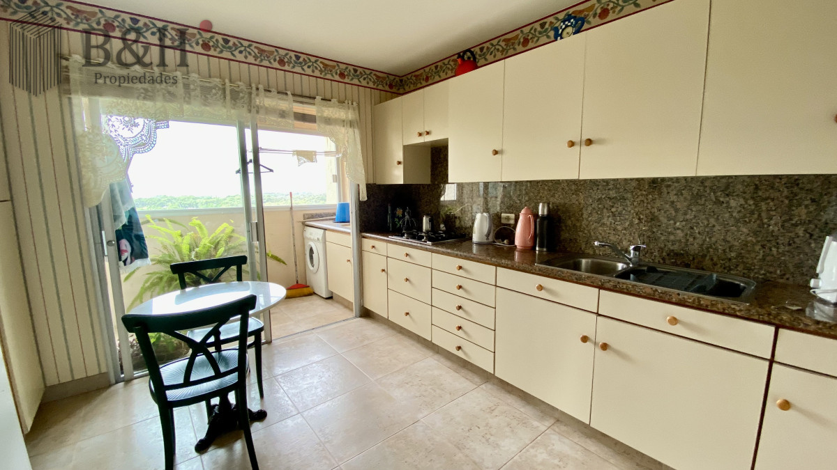 Apartamento ID.5054 - Se vende o alquila Pent-house 3 dormitorios + servicio en barrio Cantegril - Punta del Este