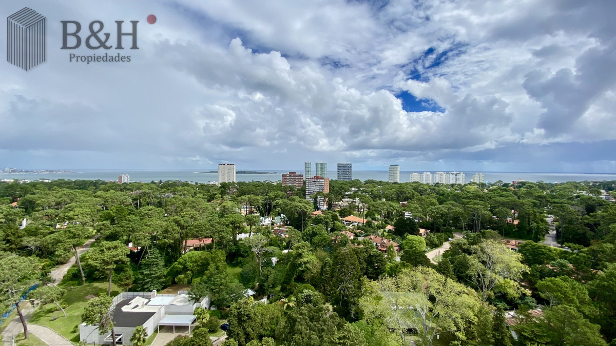 Apartamento ID.5054 - Se vende o alquila Pent-house 3 dormitorios + servicio en barrio Cantegril - Punta del Este