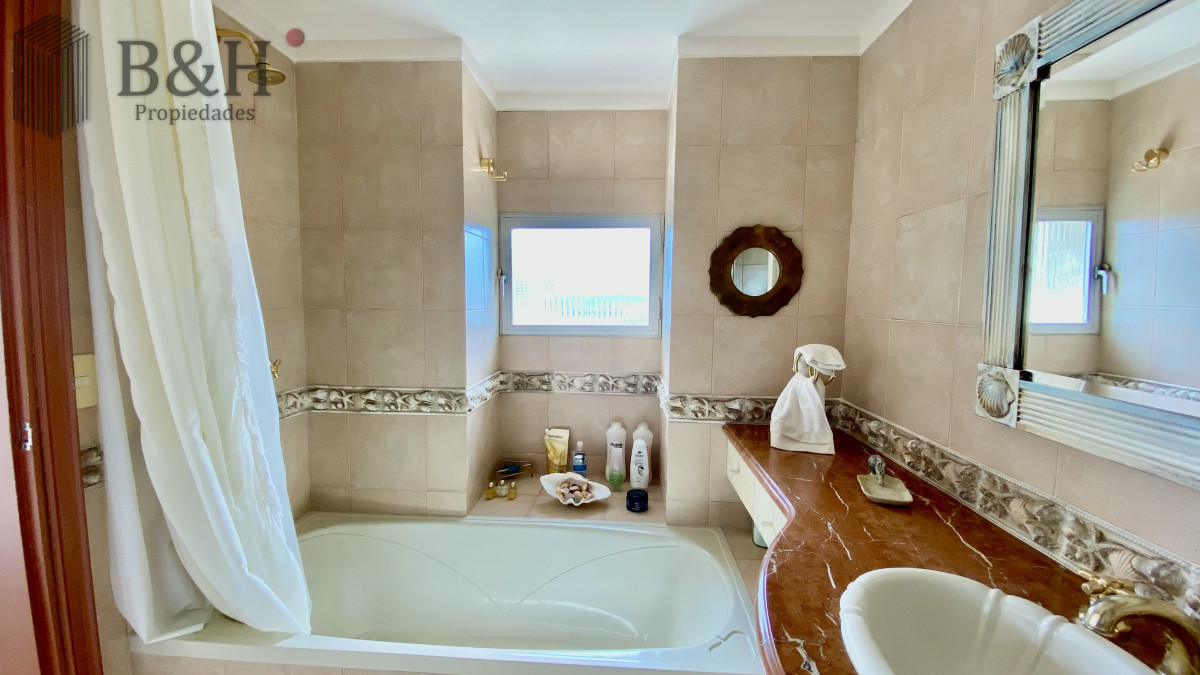 Apartamento ID.5054 - Se vende o alquila Pent-house 3 dormitorios + servicio en barrio Cantegril - Punta del Este