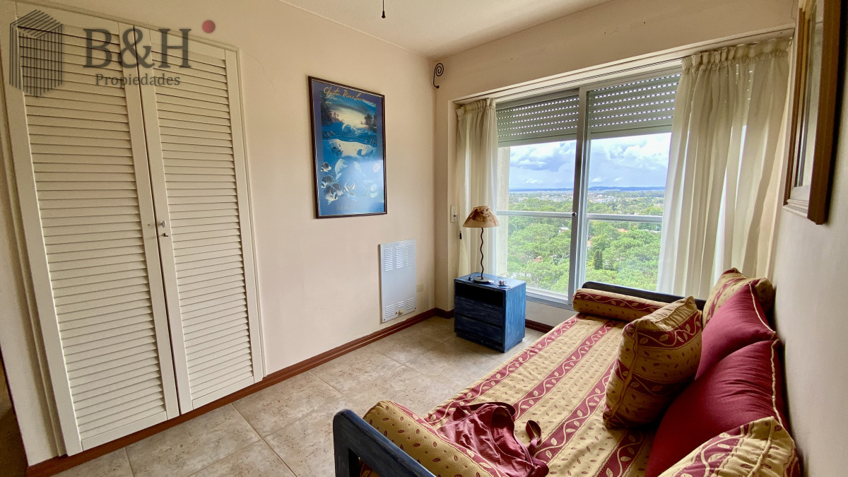 Apartamento ID.5054 - Se vende o alquila Pent-house 3 dormitorios + servicio en barrio Cantegril - Punta del Este