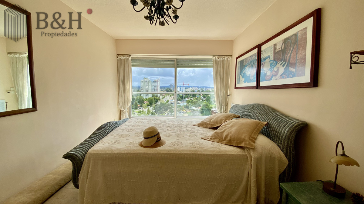Apartamento ID.5054 - Se vende o alquila Pent-house 3 dormitorios + servicio en barrio Cantegril - Punta del Este