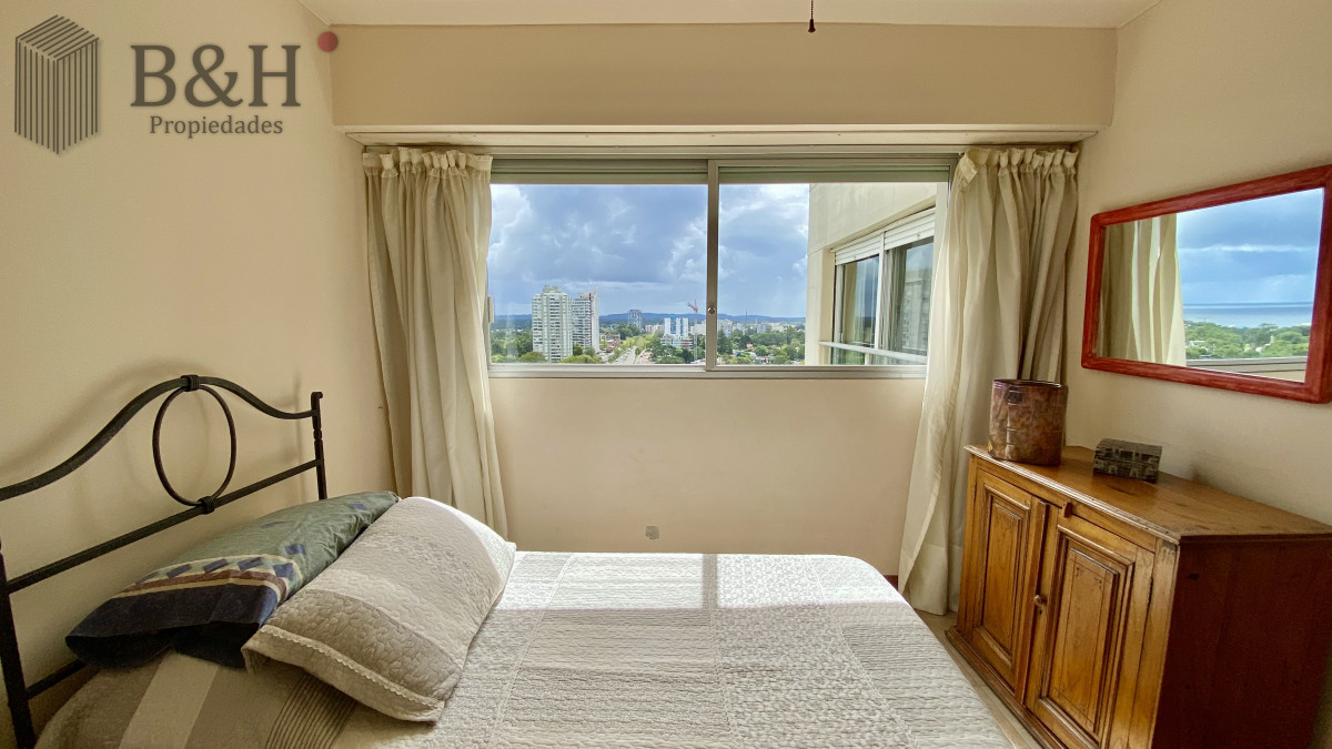 Apartamento ID.5054 - Se vende o alquila Pent-house 3 dormitorios + servicio en barrio Cantegril - Punta del Este