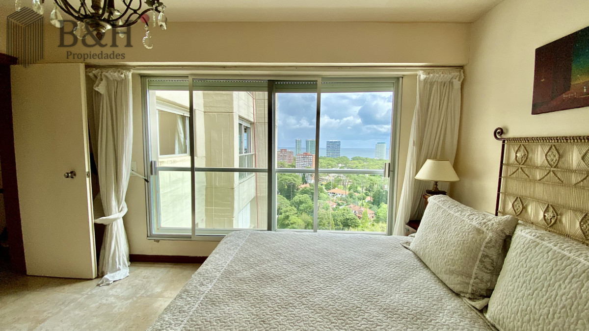 Apartamento ID.5054 - Se vende o alquila Pent-house 3 dormitorios + servicio en barrio Cantegril - Punta del Este