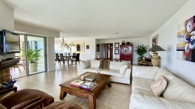 Se vende o alquila Pent-house 3 dormitorios + servicio en barrio Cantegril - Punta del Este