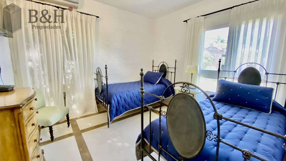 Casa ID.5056 - Espectacular Casa 4 Dormitorios + dormitorio de servicio y Piscina en Montoya - La Barra