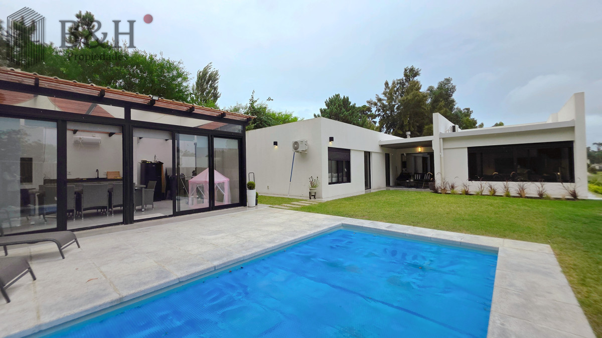 Casa ID.6780 - Magnifica casa en Barrio Privado, 3 dormitorios, piscina climatizada, moderna