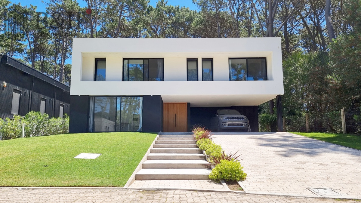 Casa ID.2540 - Casa a Estrenar en Barrio Privado. 4 Suites, Piscina climatizada, losa radiante.
