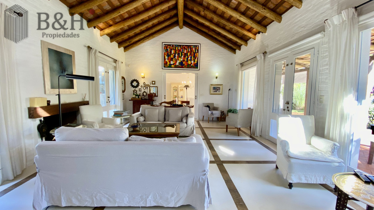 Casa ID.5056 - Espectacular Casa 4 Dormitorios + dormitorio de servicio y Piscina en Montoya - La Barra